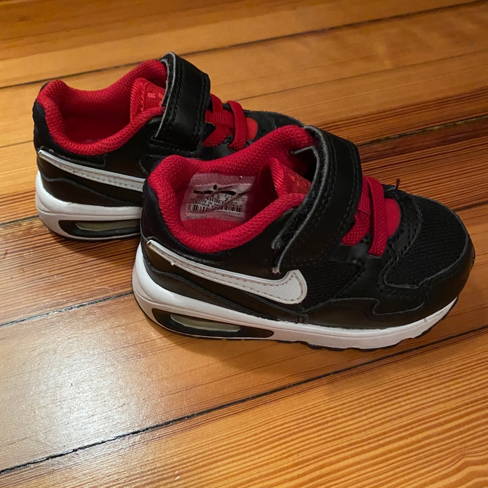 Nike toddler shoes. EUC